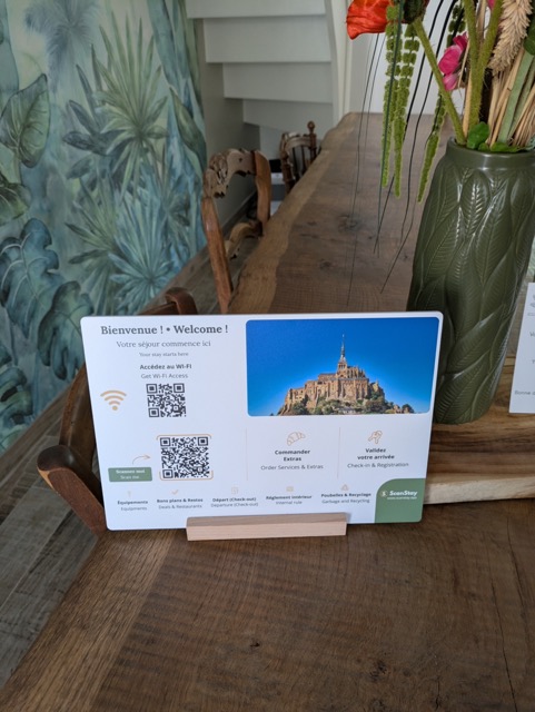 Pancarte ScanStay dans un gîte avec décoration